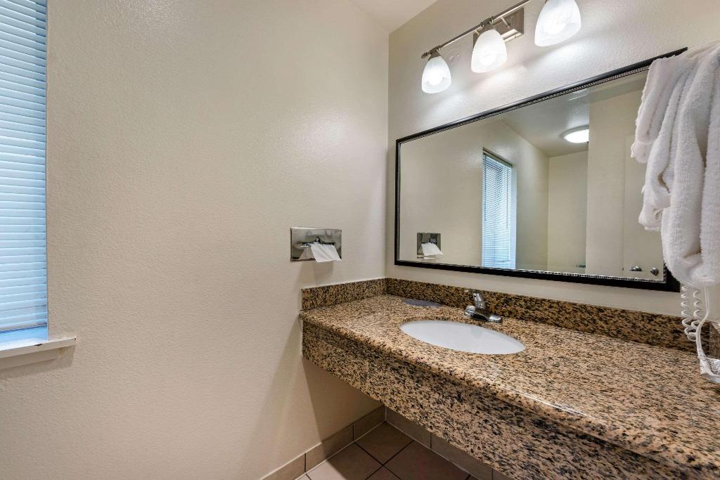 Econo Lodge Bay Breeze