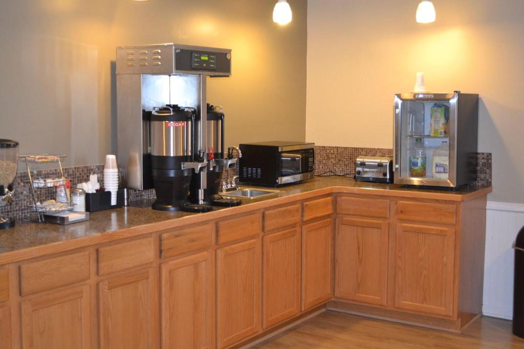 Sky Lodge Inn & Suites