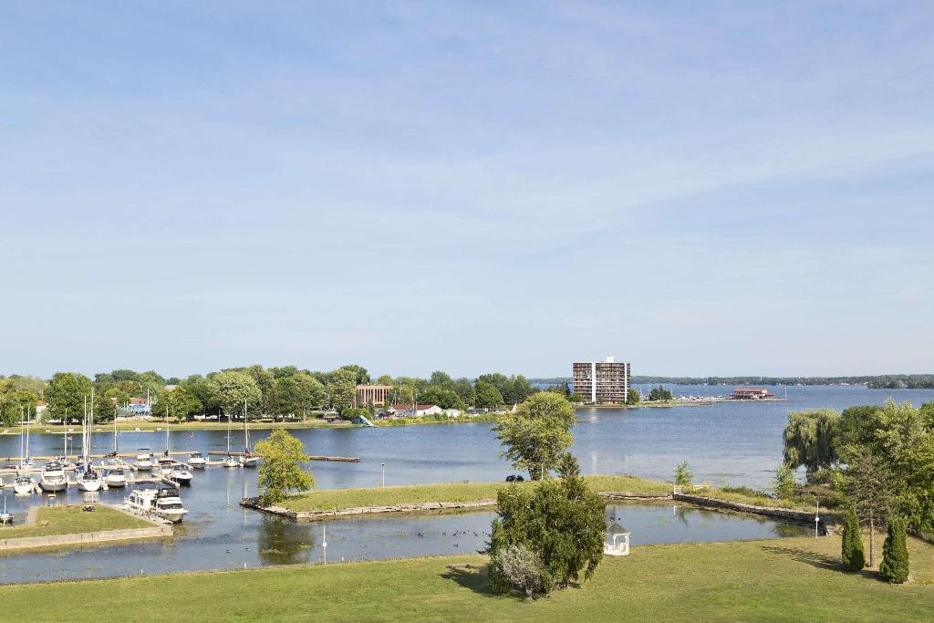 Ramada by Wyndham Belleville Harbourview Conferenc