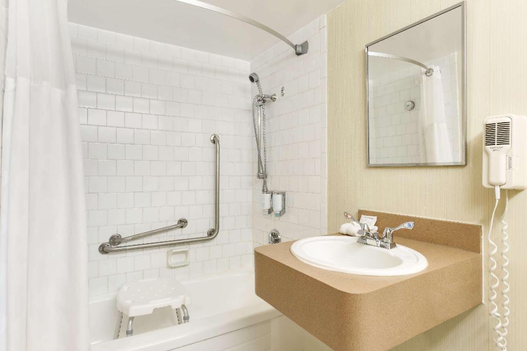 Ramada by Wyndham Belleville Harbourview Conferenc