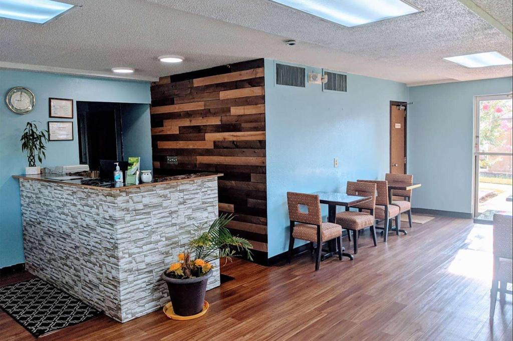 Travelodge By Wyndham Forsyth