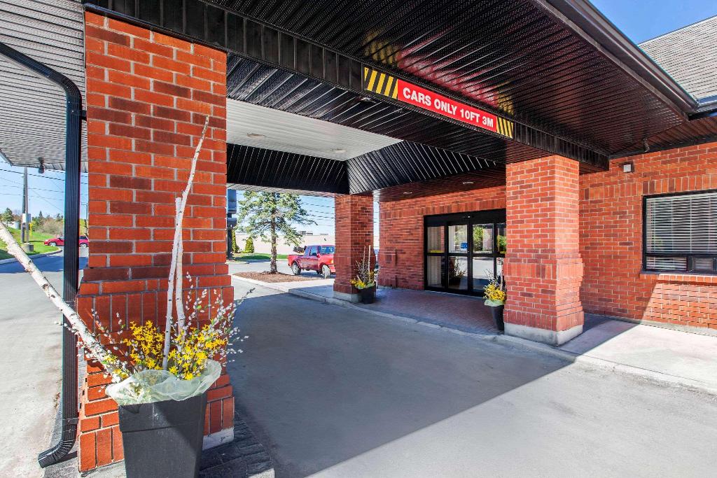 Comfort Hotel & Suites