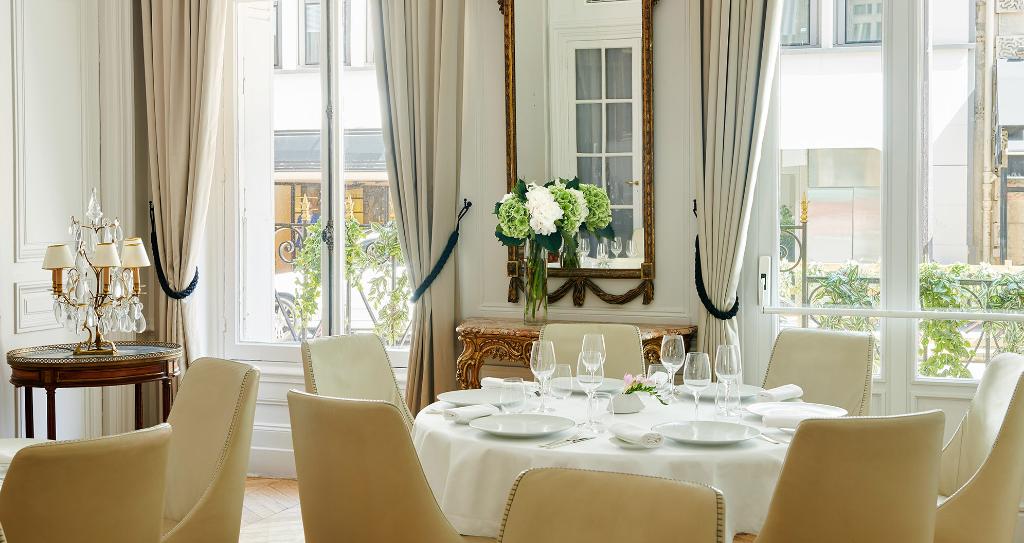 Hotel Lancaster, Frankreich, Paris. Großes 24