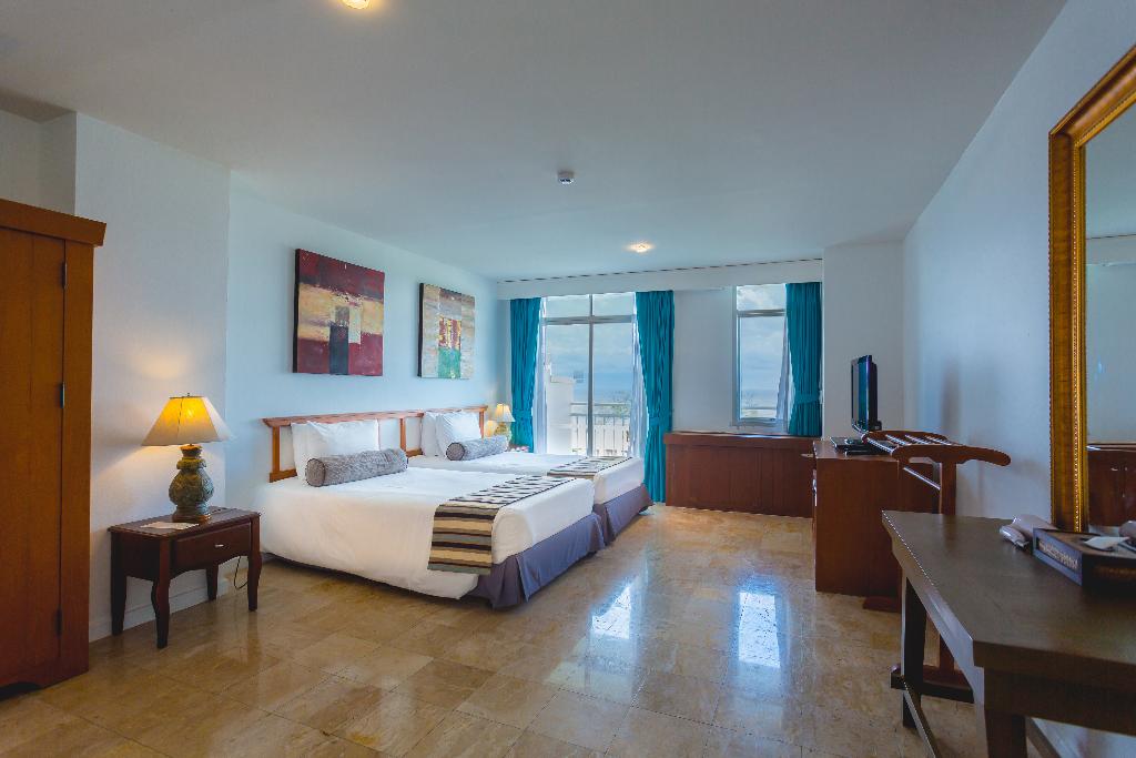Hotel Waterfront Suites Phuket by Centara, Thailand, Karon Beach. Großes 1