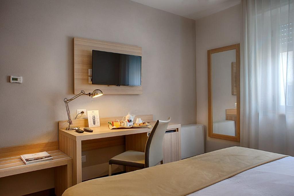 Hotel American (I), Italien, Pozzuoli. Großes 2