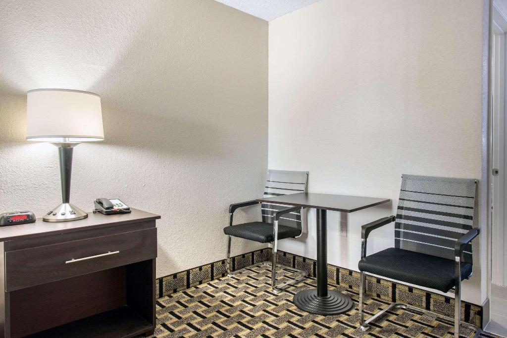 Clarion Inn & Suites Kissimmee Lake Buena Vista S