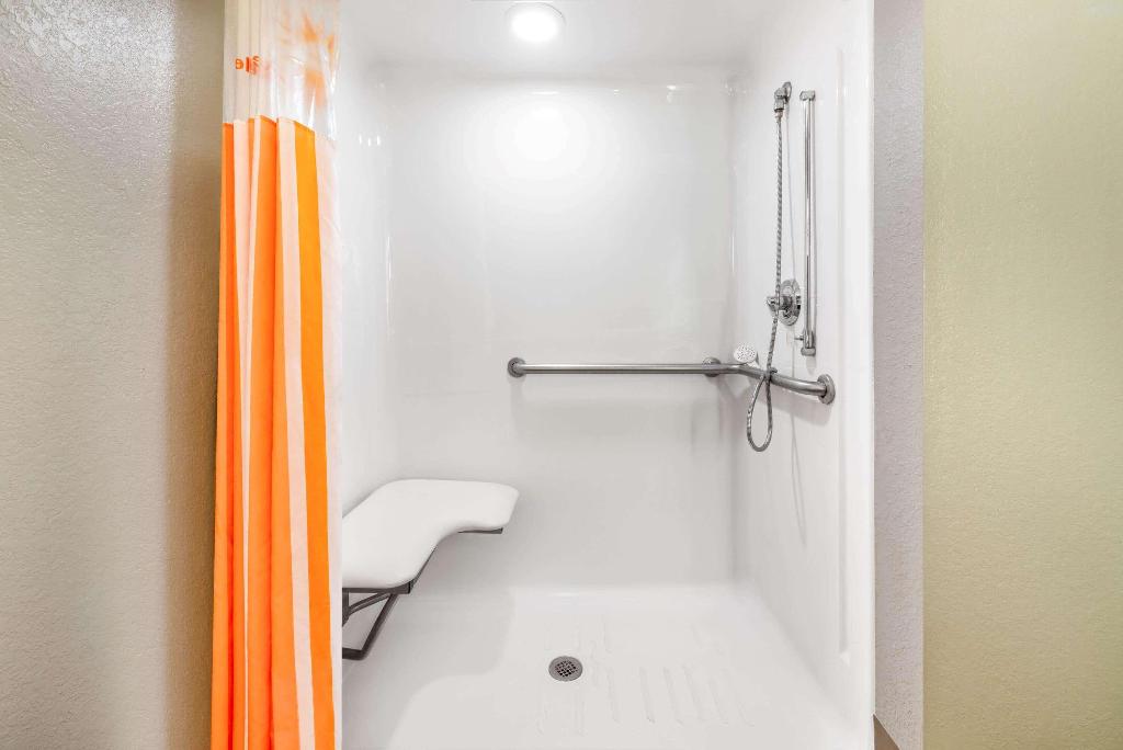 La Quinta Inn & Suites St Pete Northeast