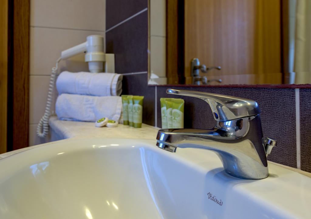 Manousos City Hotel