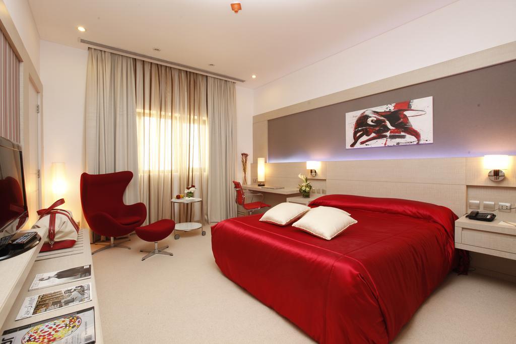Carlton Al Moaibed