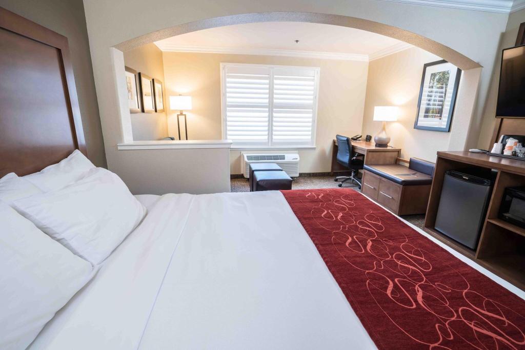 Comfort Suites Fresno