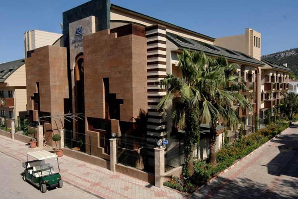 Ambassador Plaza Hotel 4*