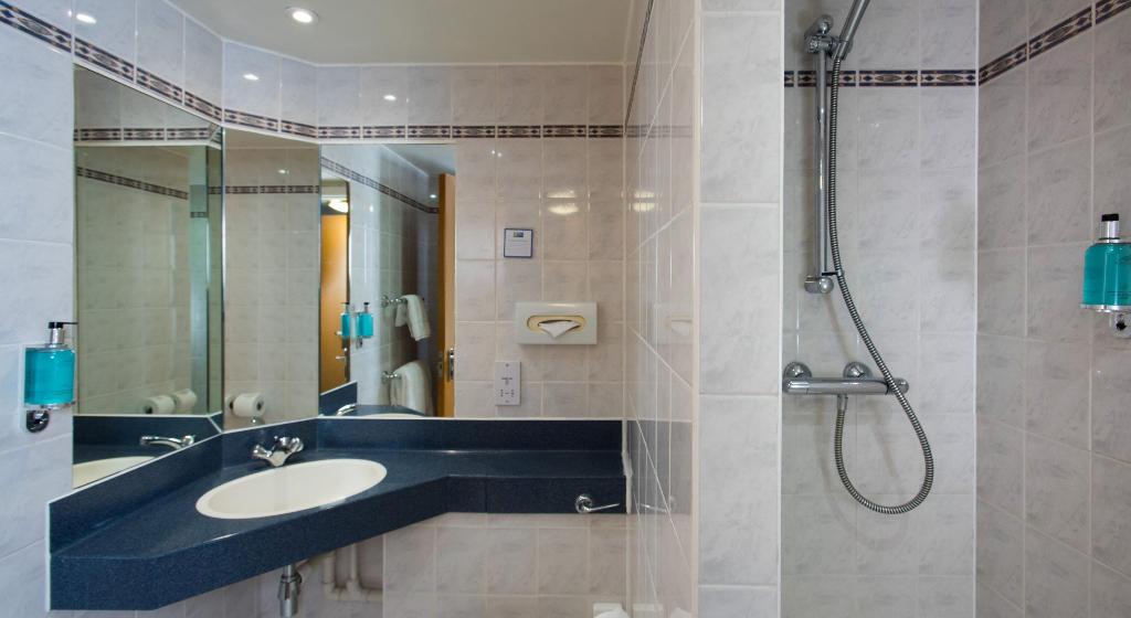 Holiday Inn Express Cardiff Airport
