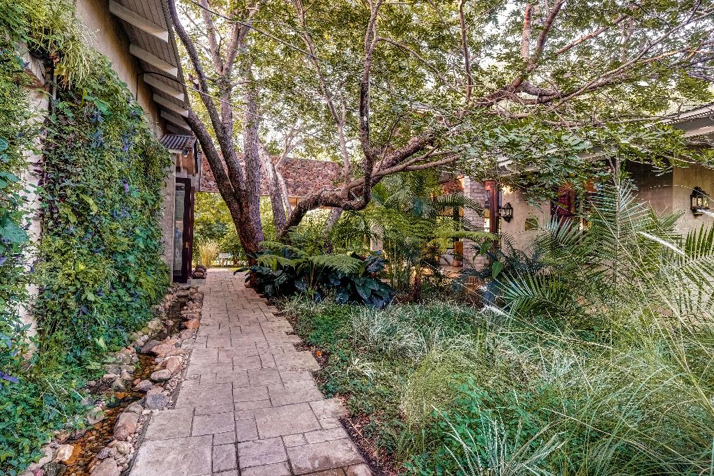 Mbano Manor Hotel Victoria Falls By Mantis