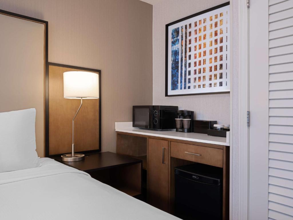 Embassy Suites by Hilton Chicago Downtown River N