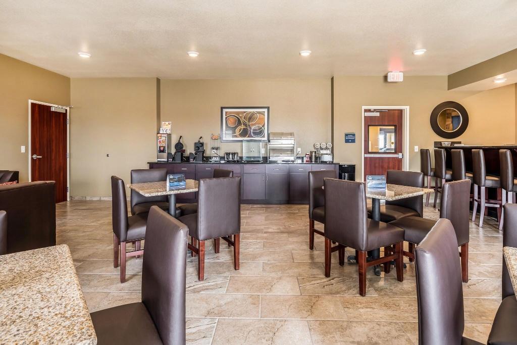Cobblestone Hotel & Suites - Newport