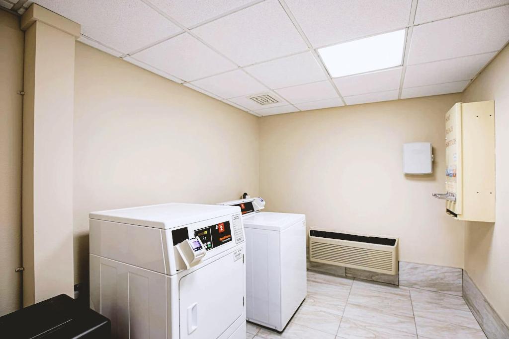 Norwood Inn & Suites Milwaukee
