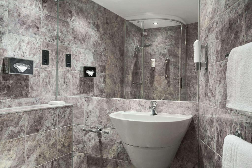 Waterloo Hub Hotel & Suites