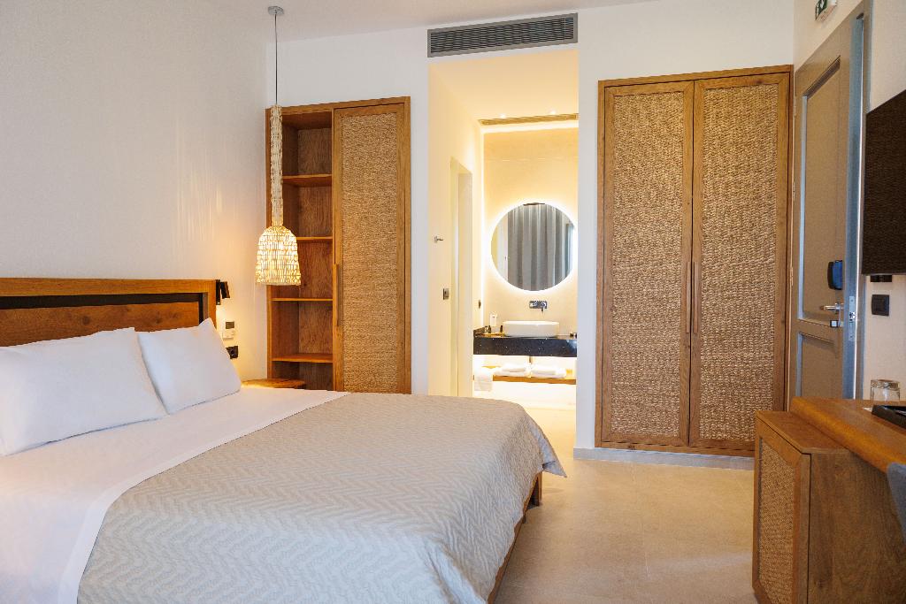 Kouros Blanc Resort & Suites