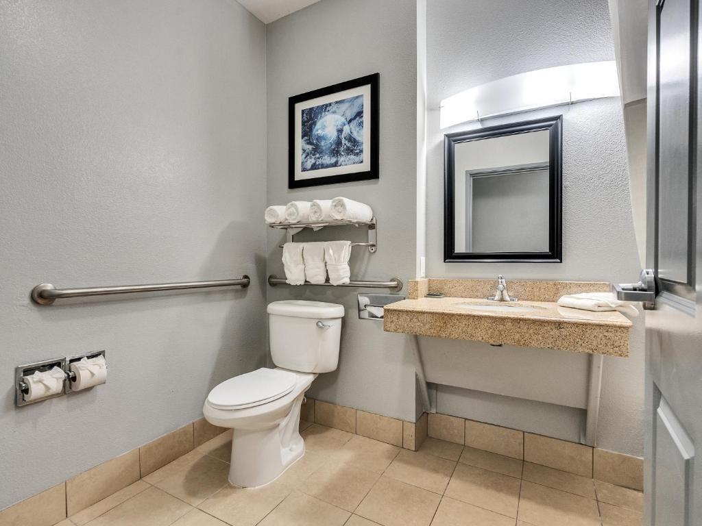 Platinum Inn & Suites Webster