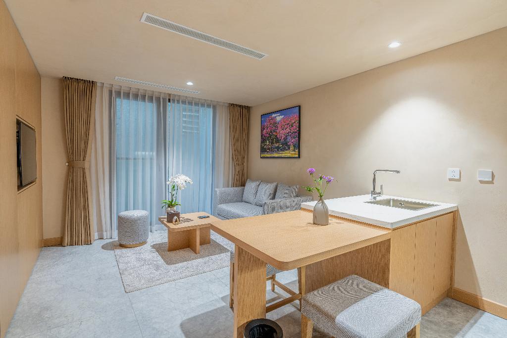 The Five Lilas Suite