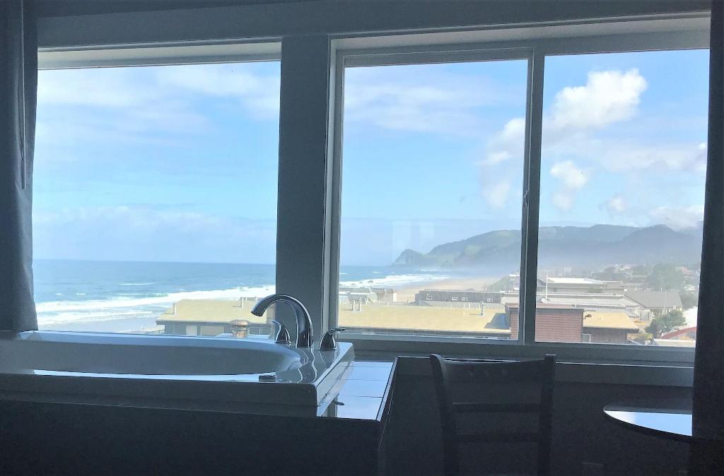 Starfish Manor Oceanfront Hotel