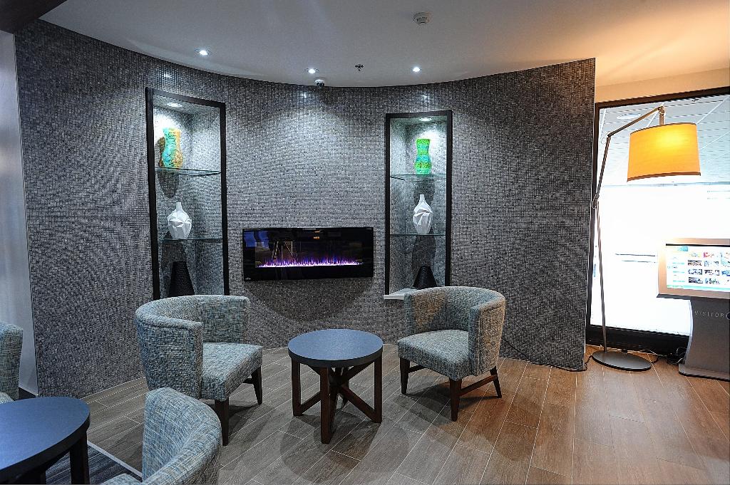 Holiday Inn Express & Suites Toronto Airport West