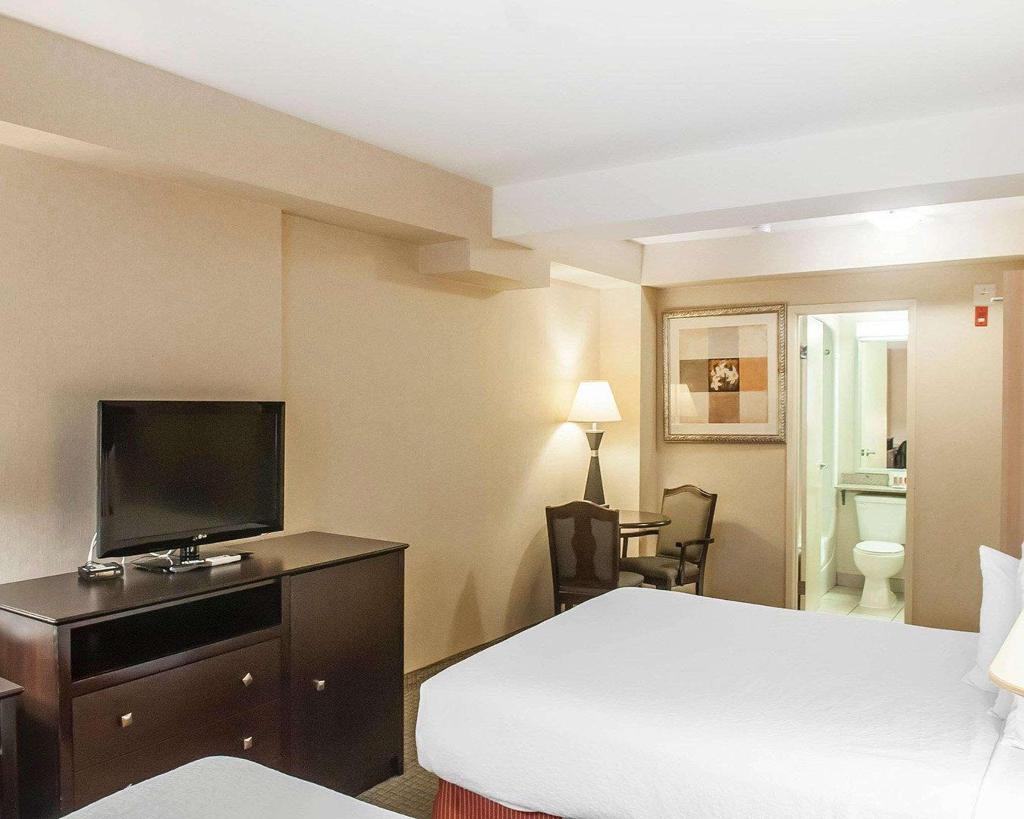 Econo Lodge Inn & Suites Downtown