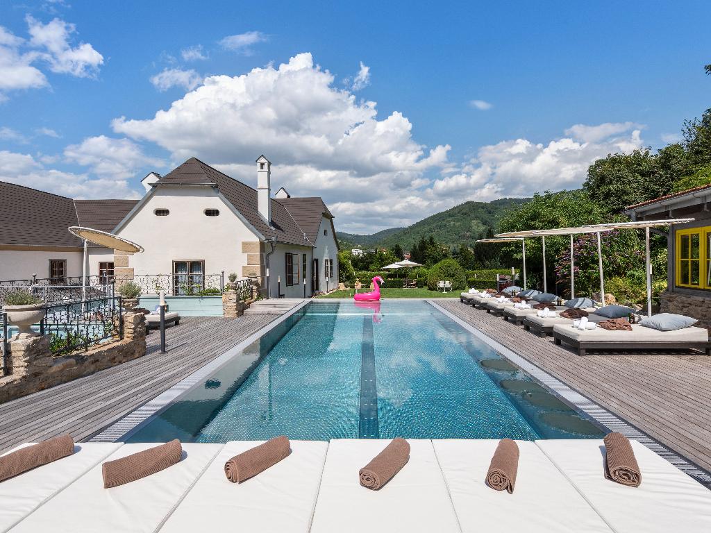 Le Petit Ivy Five Bedroom Château