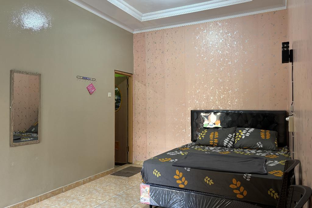 Family 24 Hotel near Pantai Cipatujah By Zuzu
