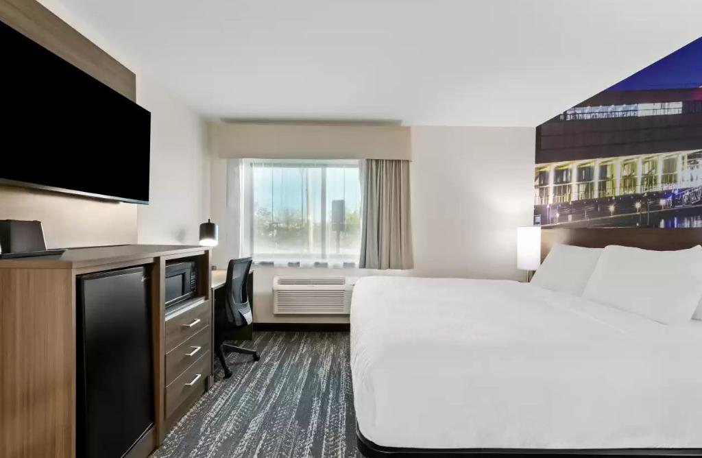 Clarion Pointe Milwaukee