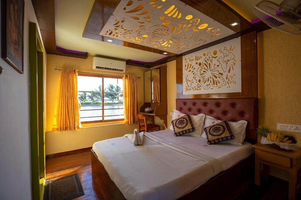 Coco Houseboat