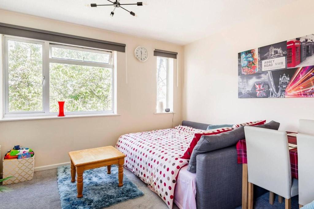 Immaculate 2 Bedroom House In Milton Keynes