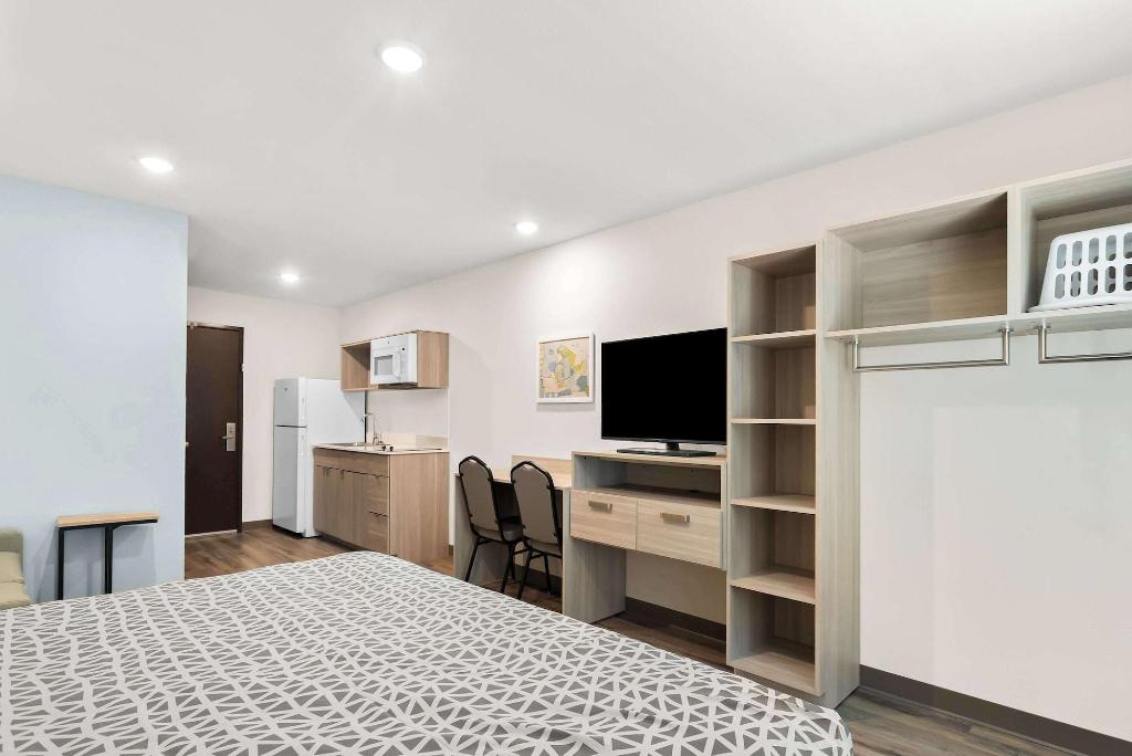 Woodspring Suites Savannah West Chatham Parkway