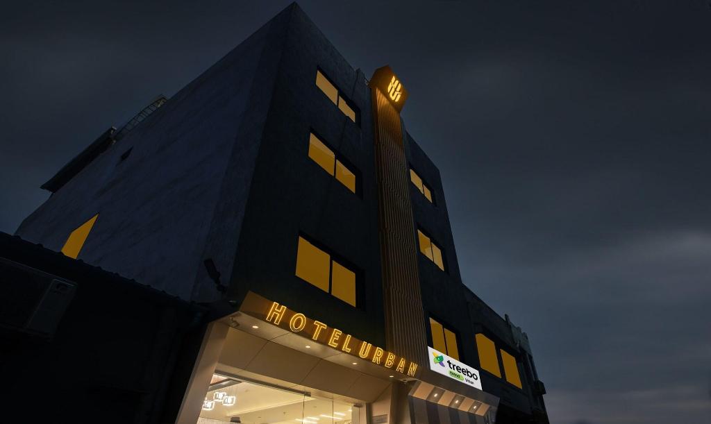 Treebo Urban 1 Km From Railway Station, Surat