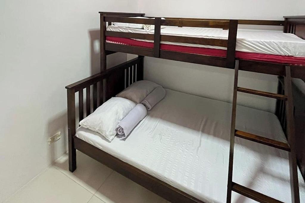 KrystalClaine Homestay-Burnham Hill Condo by ZUZU