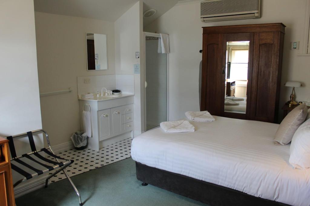 Macquarie Manor Hotel