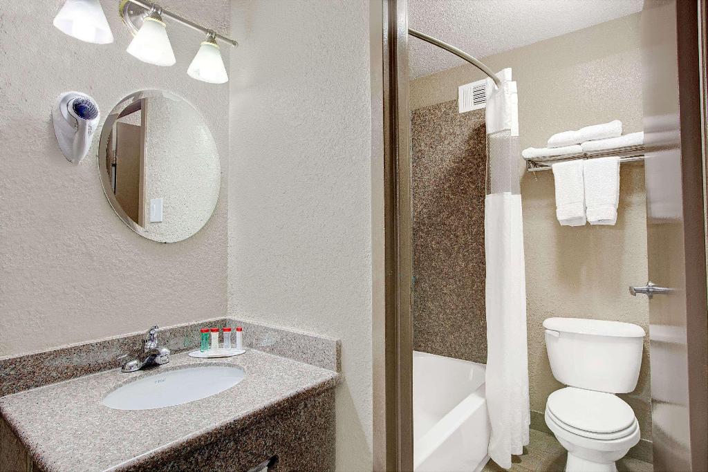 Ramada by Wyndham Houston Intercontinental Airpt S