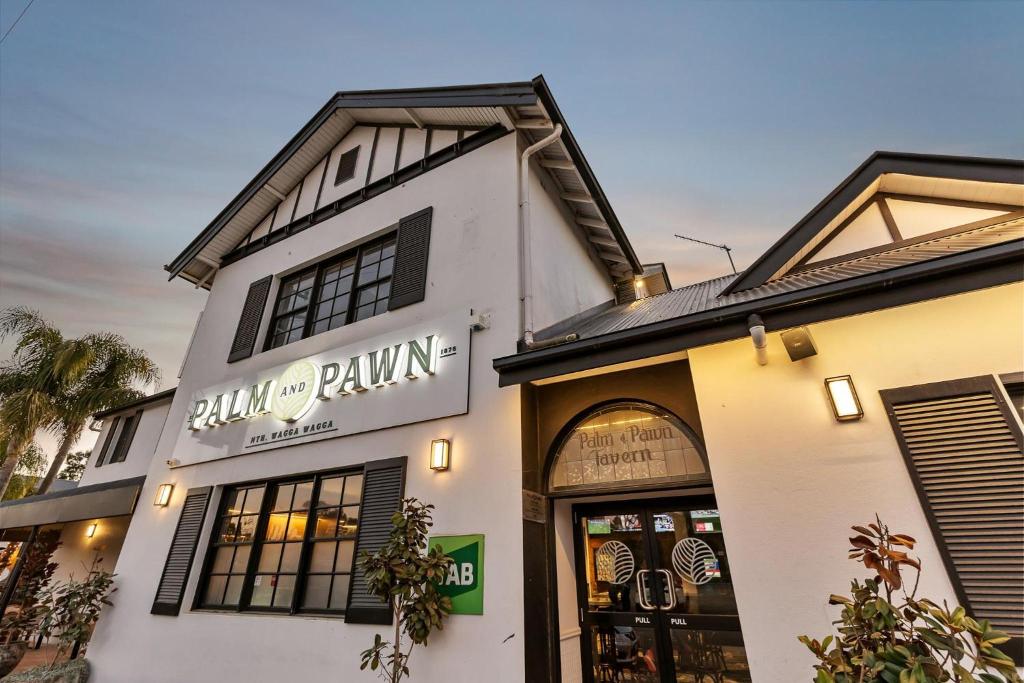 Palm And Pawn Motor Inn