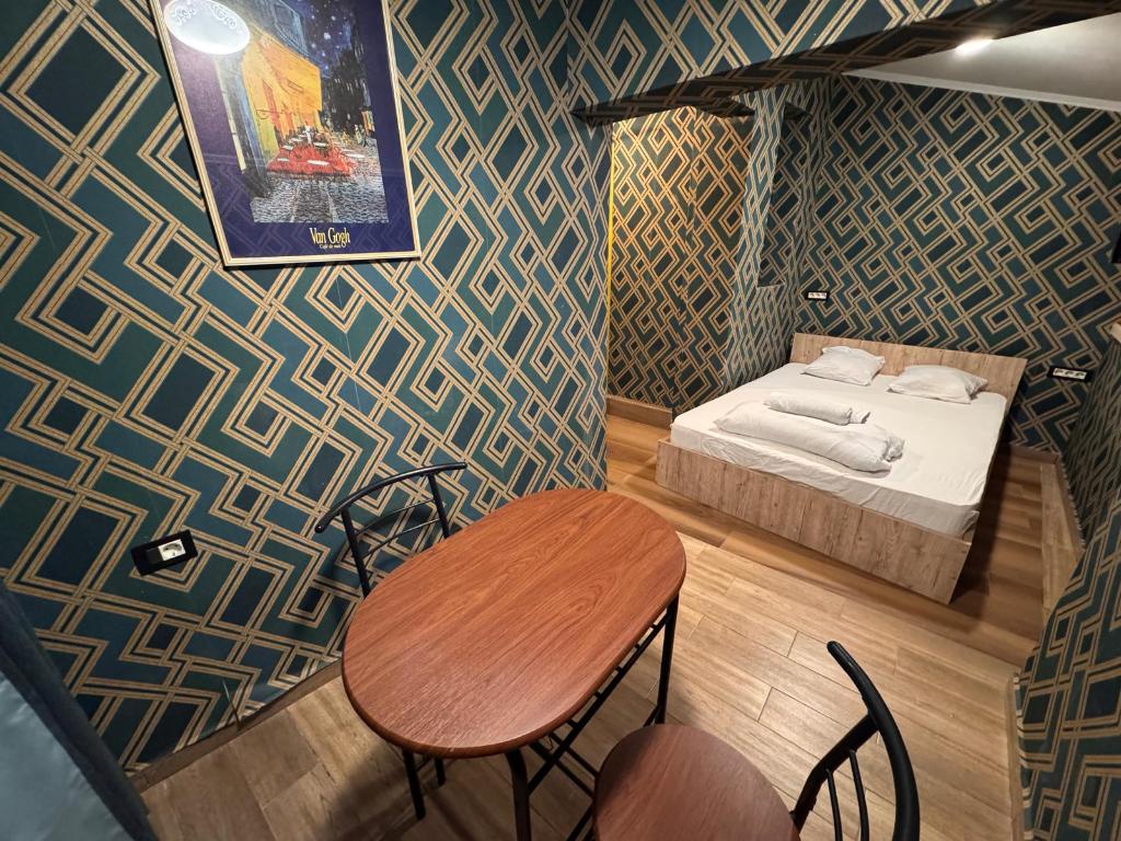 Harry Hotel
