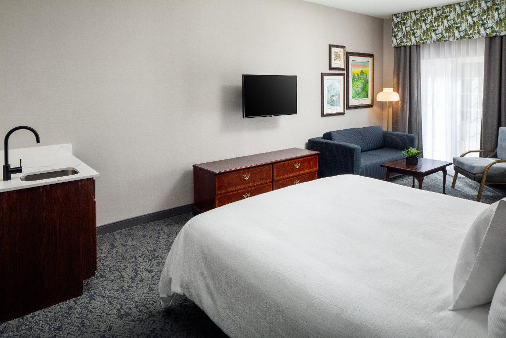 Irish Cottege Inn & Suites