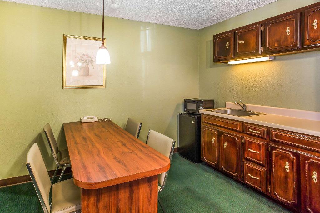 Rodeway Inn & Suites Suburbs
