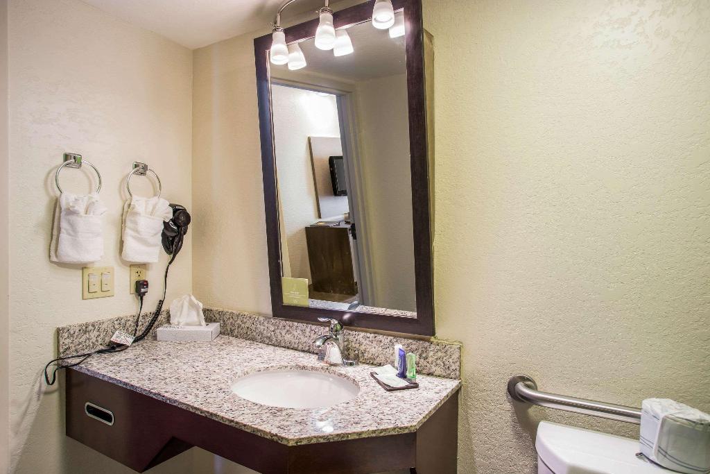 Quality Inn Kansas City International Airport
