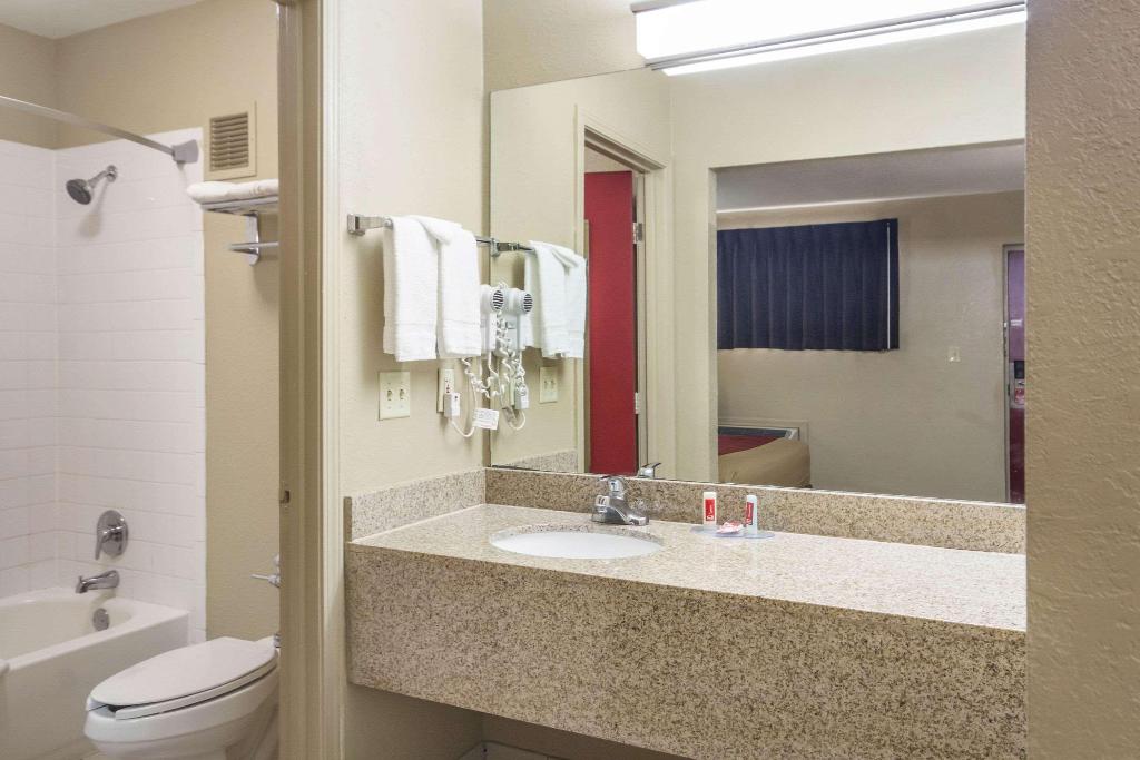 Econo Lodge  Inn & Suites I-35 at Shawnee Mission