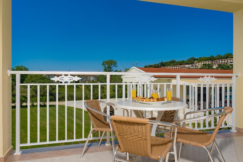 Manousis Aparthotel