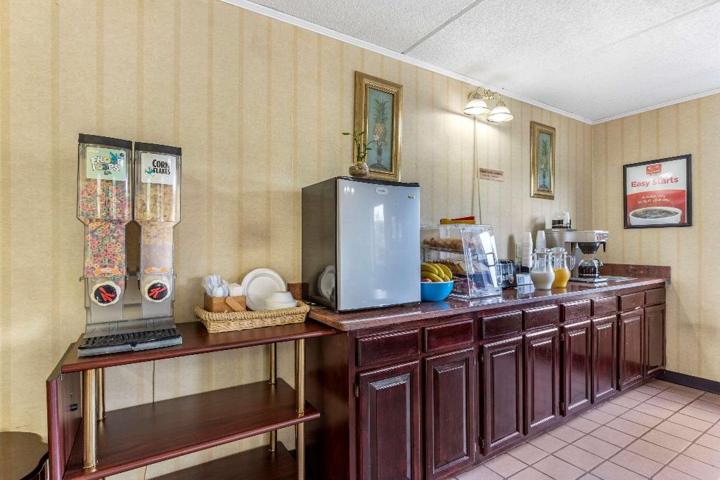 Econo Lodge Inn And Suites