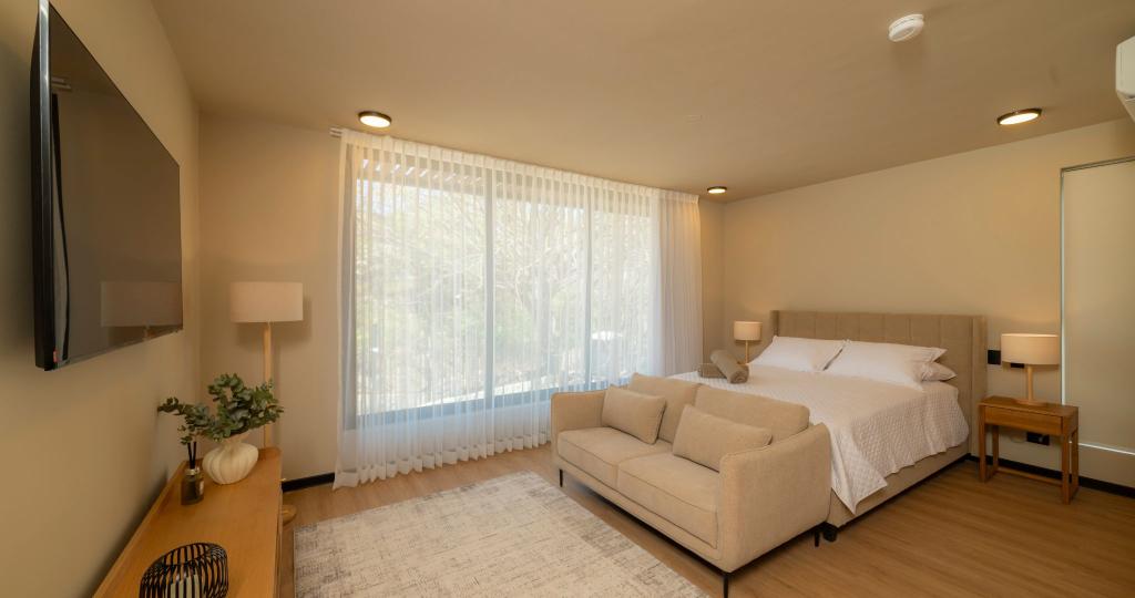 Bee Suites Santa Ana