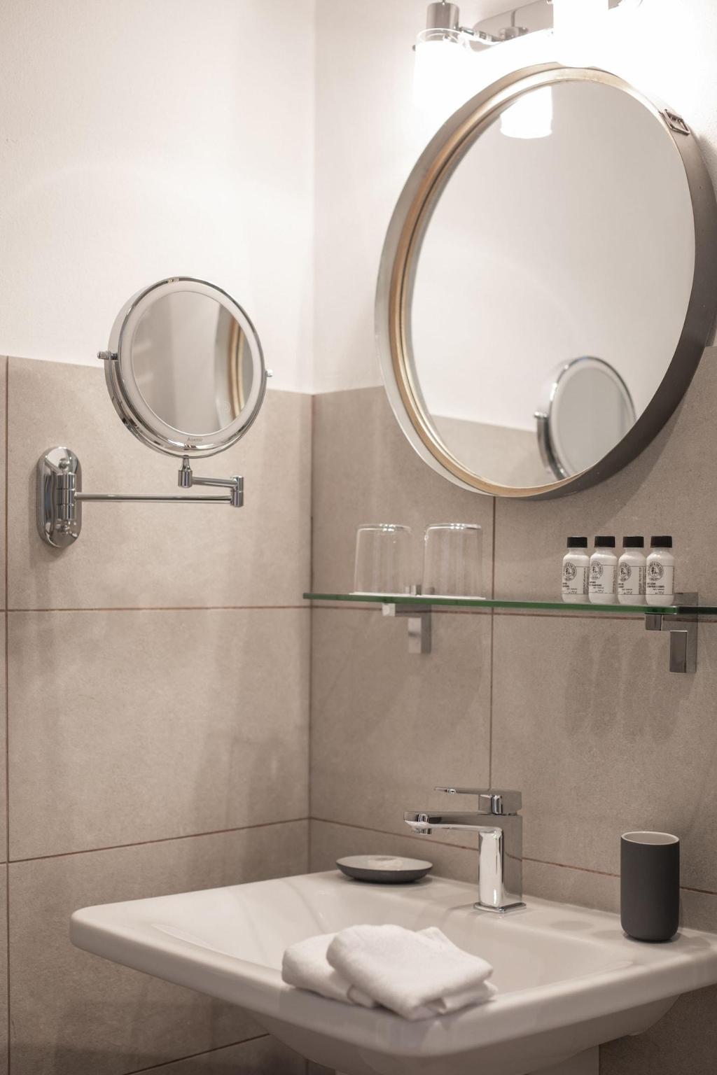 Vis A Vis Apartments