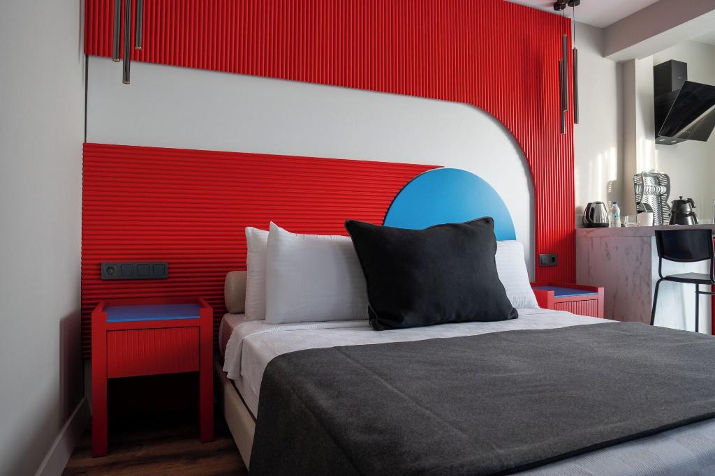 Lucky Monkey Midi Hotel