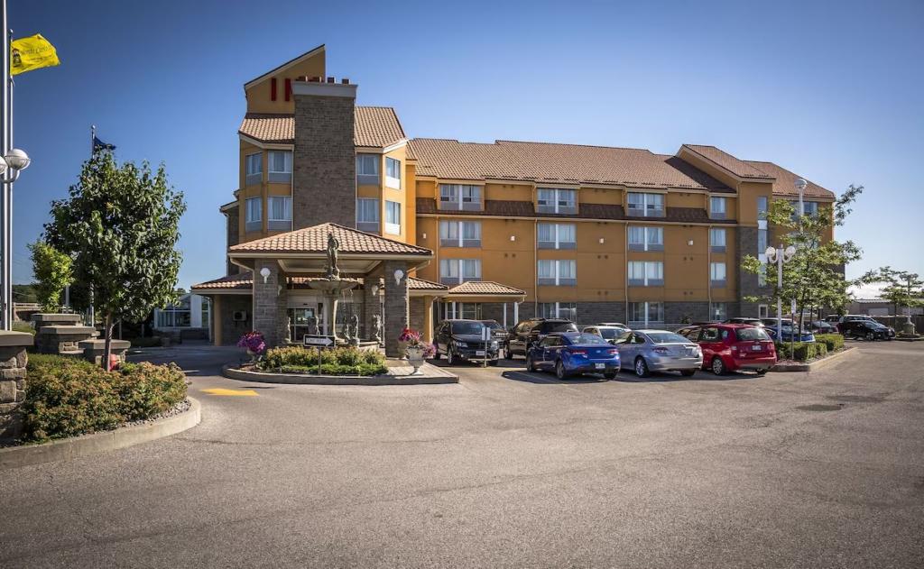 Monte Carlo Inn - Barrie Suites