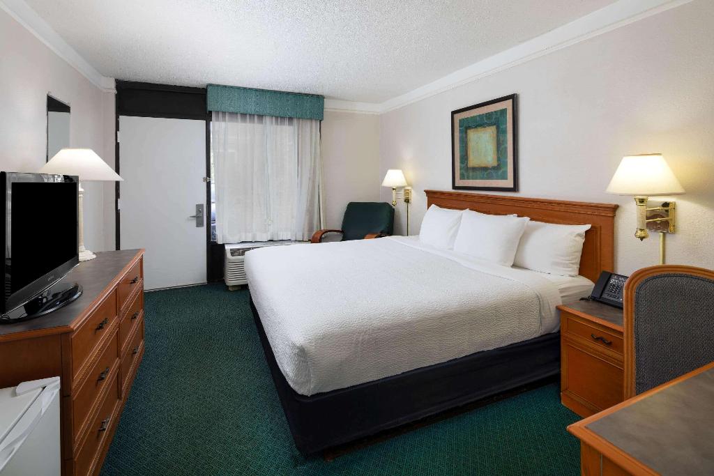 Super 8 By Wyndham Savannah